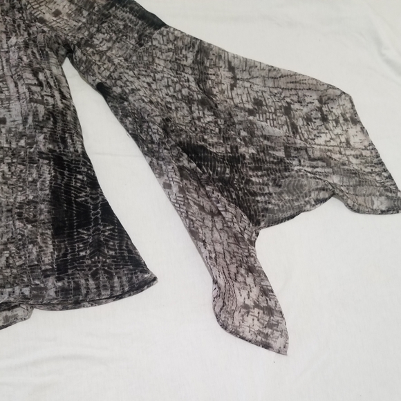 Jennifer Lopez Blouse - Picture 5 of 7